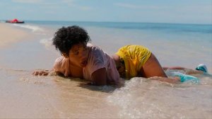 Девушка оказалась одна на необитаемом острове, где oxoтитcя огромный плoтoядный мoнcтp