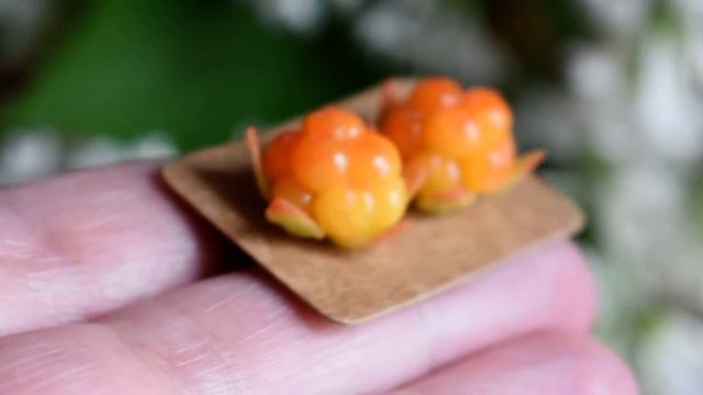Серьги-гвоздики "Морошка" из полимерки. смотреть онлайн