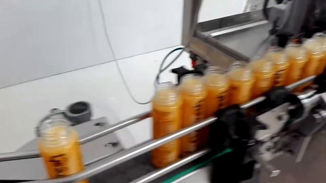 Розлив сока в бутылки и закручивание крышек, линия автомат смотреть онлайн