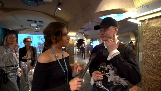 Гости модного показа угадывают размер груди🍒