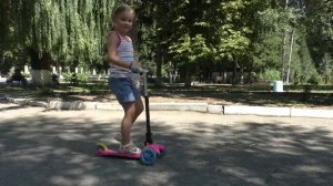 Учимся кататься на самокате!