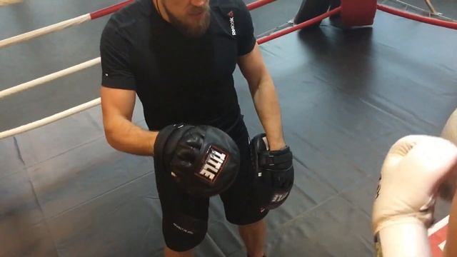 Сага о спорте. Уроки бокса. . Работа на лапах. смотреть онлайн