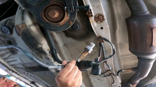 How to replace an oxygen sensor on a Volkswagen Beetle (or almost any car) смотреть онлайн