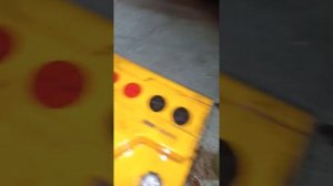 Чистим контакты на аккумуляторе.