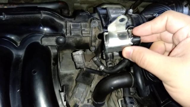 COMO CAMBIAR LA VALVULA SOLENOIDE DE PURGA DEL CANISTER DEL NISSAN TIIDA ( VALVULA EVAP ) смотреть онлайн