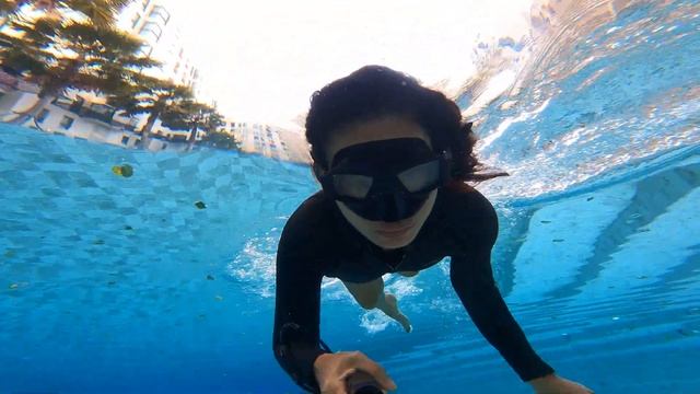 Underwater breathhold: bubble air out at the buttom of cold pool 1 смотреть онлайн