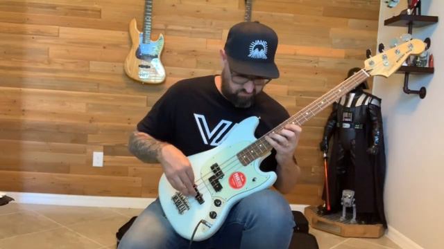 Fender Mustang short scale bass. Looping grooves and testing tones. смотреть онлайн