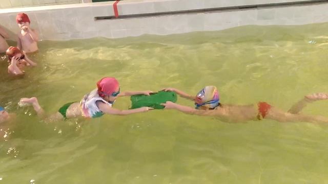 Упражнения в воде в парах.3gp