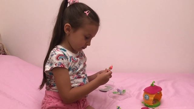 Enchantimals Petal Park спальня с куклой Беатрис пчёлка и маленькие куколки Улитка и Стрекоза. набо смотреть онлайн