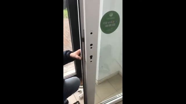 Замена личинки на входной двери магазина смотреть онлайн