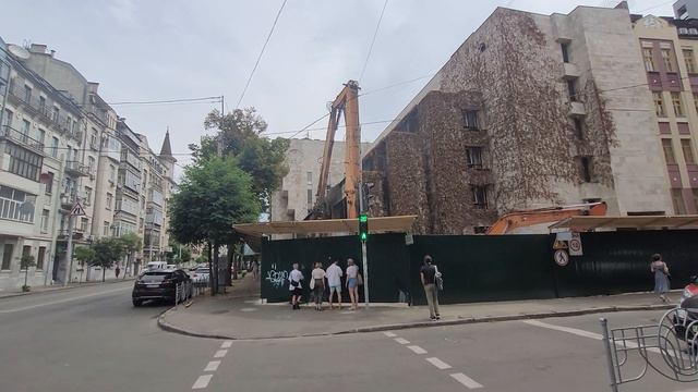 В Киеве знатный кипиш на улице Артёма перекрёсток гоголевская: пригнали тяжёлую технику, смотреть онлайн