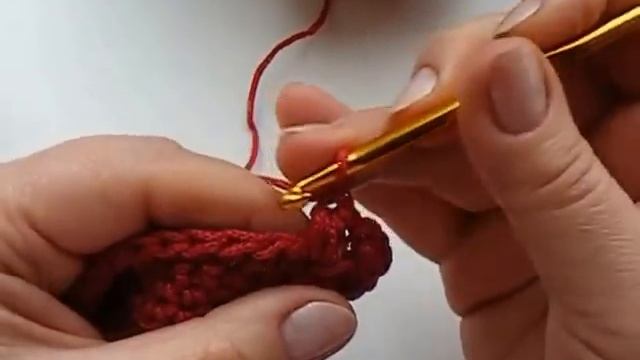 Вязаная крючком косметичка Crochet Beautician.