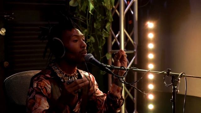 Staying Groovy With IzzeYe - Breaking Waves Podcast #5 смотреть онлайн