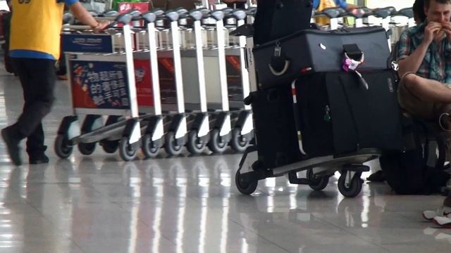 Бангкок: орхидеи в аэропорту. Bangkok: there are orchids at the airport смотреть онлайн