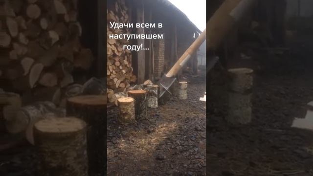 Тестируем топор, где 1 удар 4 поленяки. Деревенская самоделка в деле смотреть онлайн
