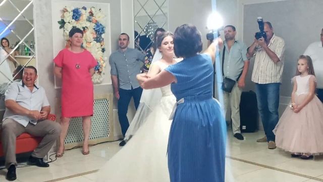 Трогательный танец свекрови и невестки. смотреть онлайн