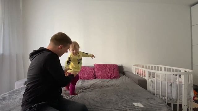 ПРИВЧАЄМО ДИТИНУ ДО ГОРЩИКА | ЗАЛИШИЛИСЬ З КАРОЛІНКОЮ ОДНІ ВДОМА | ДЕНЬ ІЗ ДИТИНОЮ | VLOG смотреть онлайн