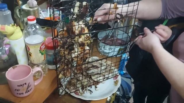 выходной,ребенок готовит ужин с мамой. смотреть онлайн