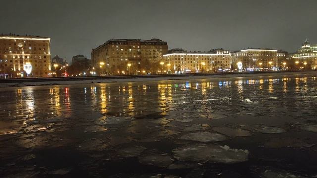 #Moscow Ночь уж полночь скоро и лёд течёт по Москве-реке а самый лучший мегаполис в мире ещё не спи смотреть онлайн