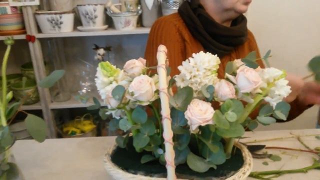 КОРЗИНКА С ЦВЕТАМИ . ФЛОРИСТИКА ДЛЯ НАЧИНАЮЩИХ смотреть онлайн