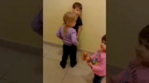 Девочка мальчика увидела в первые и сразу прижала к стене))))