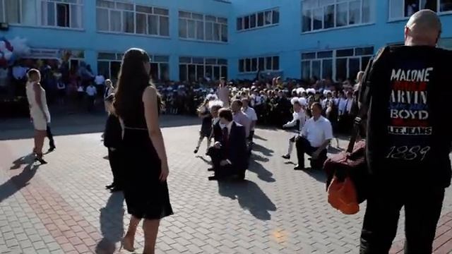 Танец с родителями. Ученики первых классов Лицея МОК №2. Счастье килограммами смотреть онлайн