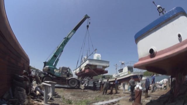 КАК ОПУСКАЮТ КАТЕРА В ВОДУ/РАБОТА КРАНА НА ПЕРЕДЕЛЕ/РАБОЧИЙ ДЕНЬ КРАНОВЩИКА/OPERATOR'S WORKING DAY смотреть онлайн