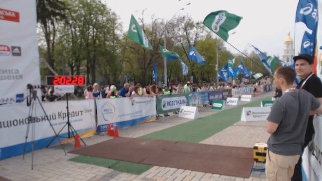 4. Линия финиша между 1:37:49 и 2:06:34 после старта забегов на 5 и 10 км смотреть онлайн