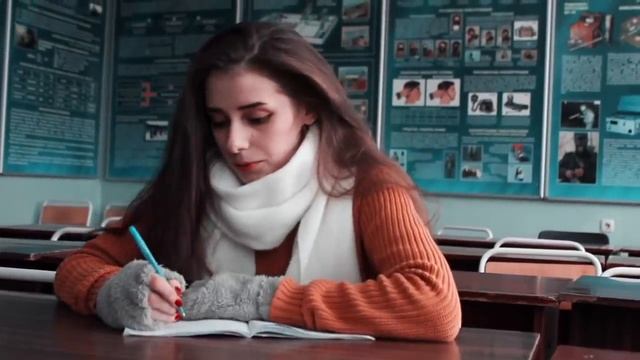 КОРОЧЕ ГОВОРЯ, ШПОРЫ! КАК СПИСАТЬ НА КОНТРОЛЬНОЙ! ШПАРГАЛКИ ДЛЯ ЭКЗАМЕНА Микронаушник смотреть онлайн