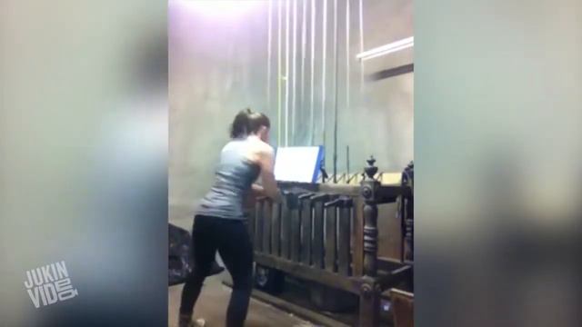 Девушка играет рождественскую мелодию на колоколах. смотреть онлайн