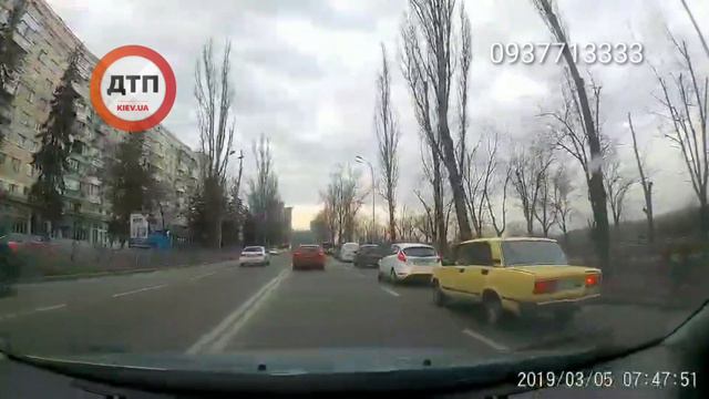 Киев. Русановка. Утро. Люди спешат:) А потом мамка рыгает со слезами на глазах и отца трясет ряд смотреть онлайн