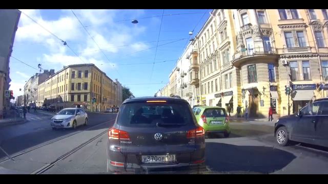 Интересно, когда же люди выучат правила левого поворота??? смотреть онлайн