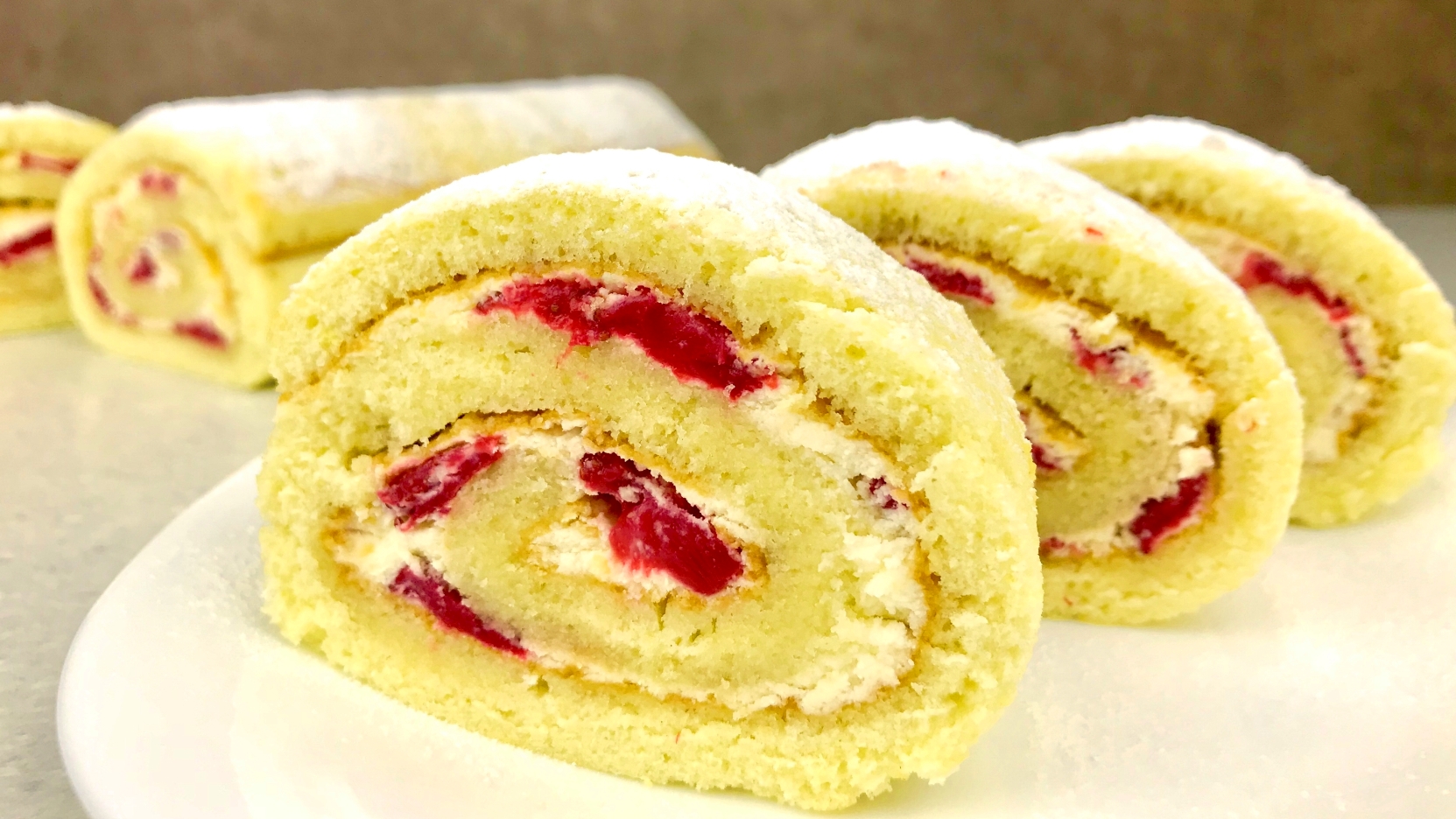 Бисквитный рулет Клубника со сливками. Нежный и вкусный десерт .mp4 смотреть онлайн