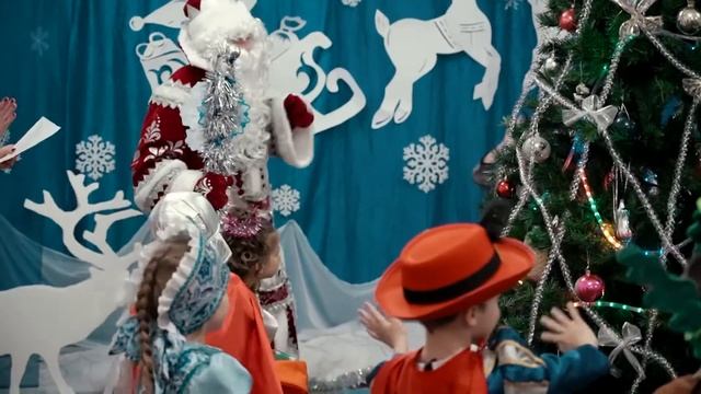 В В просторном светлом зале мы елку украшали.Новогодняя песня. смотреть онлайн