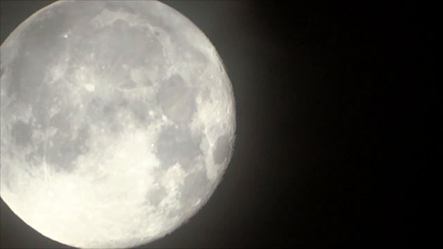 Съемка луны, в кадр случайно попали какие-то объекты. Moon смотреть онлайн