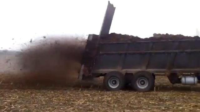 Испытания разбрасывателя органических удобрений VoLLand смотреть онлайн