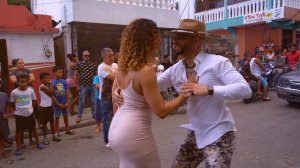 Красивая девушка танцует на улице