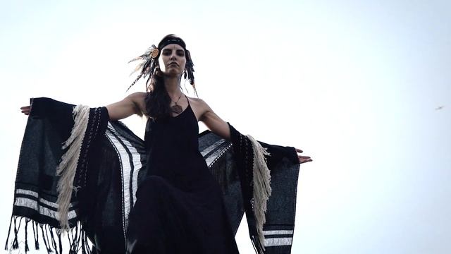 Украшение из перьев от бренда Liluai Tribe. Идеи для фестиваля, образ в стиле бохо смотреть онлайн