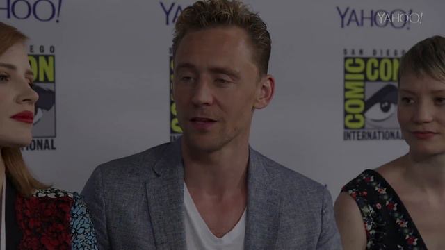 Tom Hiddleston and Jessica Chastain Recommend Cuddling During ‘Crimson Peak’ - SDCC 2015 - Yahoo смотреть онлайн
