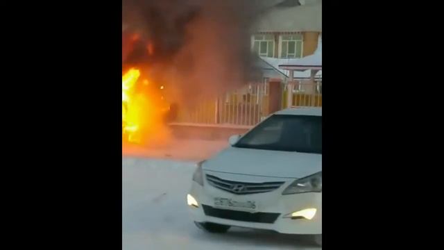 Горит Тойота Прадо в Атырау смотреть онлайн