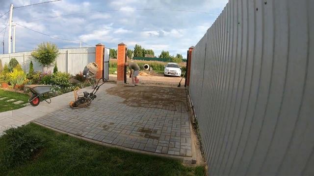Закончил стоянку для машины!!! Уложил брусчатку почти за день))) Виброплита -вещь!!! смотреть онлайн