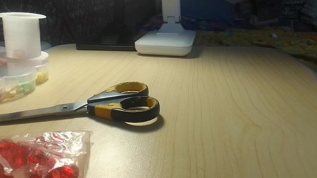 В этом видео вы увидите как мы с Максикой делаем колечко крестиком(плетение)