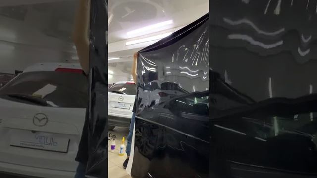 Mazda CX-5 - оклейка крыши и плавника чёрной гибридной плёнкой с идеальным зеркальным глянцем смотреть онлайн