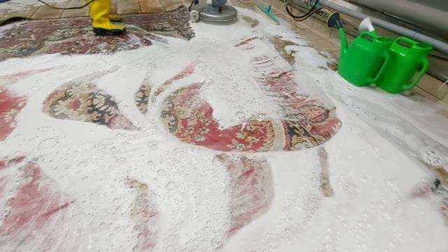Больше часа спасали грязный ковёр: чёрная пена и мощный результат / Black foam and powerfull result смотреть онлайн