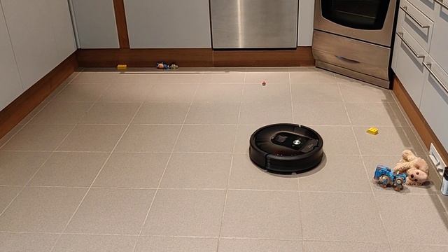 Roomba 980 - Test to see if Roomba eats various toys смотреть онлайн