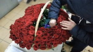 Как собрать 301 розу в корзине? как собрать цветы в корзине?, как собрать цветы в корзине