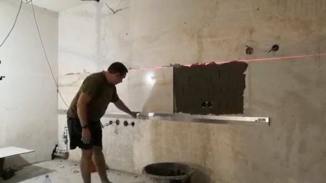 Широкоформатный керамогранит для фартука кухни. Укладка, вырезка под розетки, держатель для лазера. смотреть онлайн