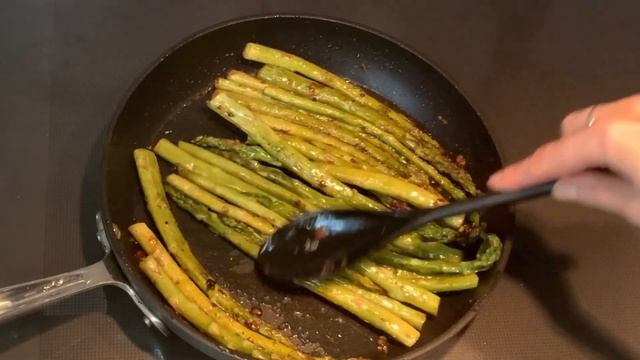Easy Asparagus and Fish Recipe. Легкий Рецепт Спаржи и Жареной Рыбы. смотреть онлайн