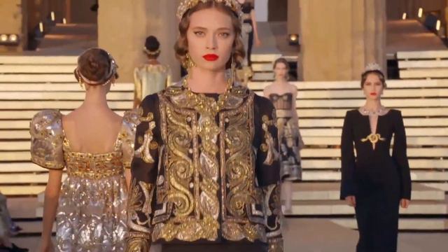 Dolce & Gabanna se inspira en la antigua Grecia para su colección | Ponchando смотреть онлайн