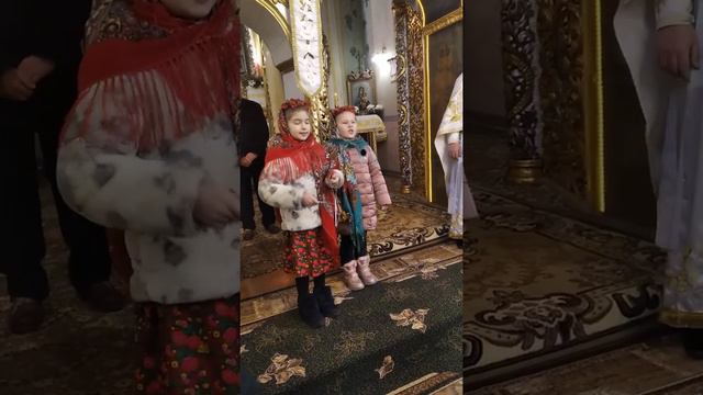 Колядують Вероніка Саганська і Улянка Ковальчук "О Свята Марія Мати" смотреть онлайн